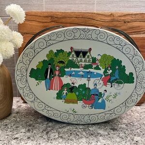 Antique Sewing Tin‎